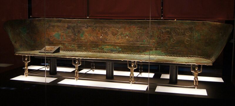 File:Hochdorf-grave-bronze-couch-Landesmuseum-Wuerttemberg.jpg
