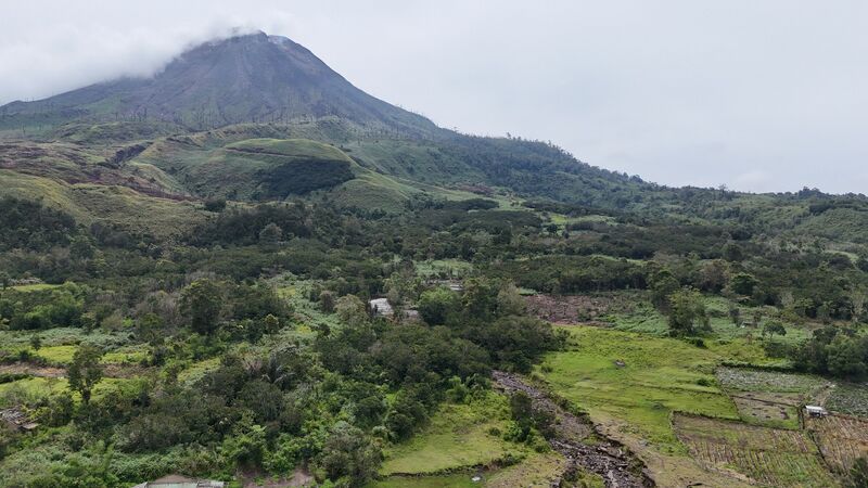 File:Karo-Plateau-Sabana-Sinabung-Vulkano-Park-tampak-dari-atas-04.jpg